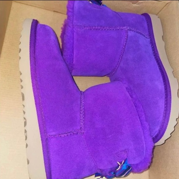 UGG LITTLE GIRLS BAILEY BOW BOOTS - Picture 2 of 3